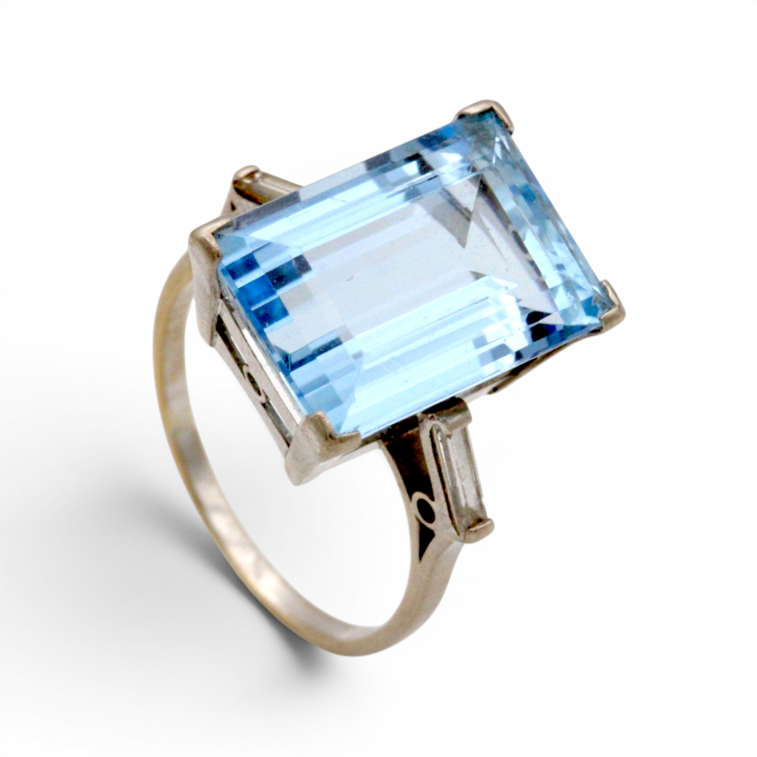 Fine Vintage Aquamarine and Diamond Ring - Image 2